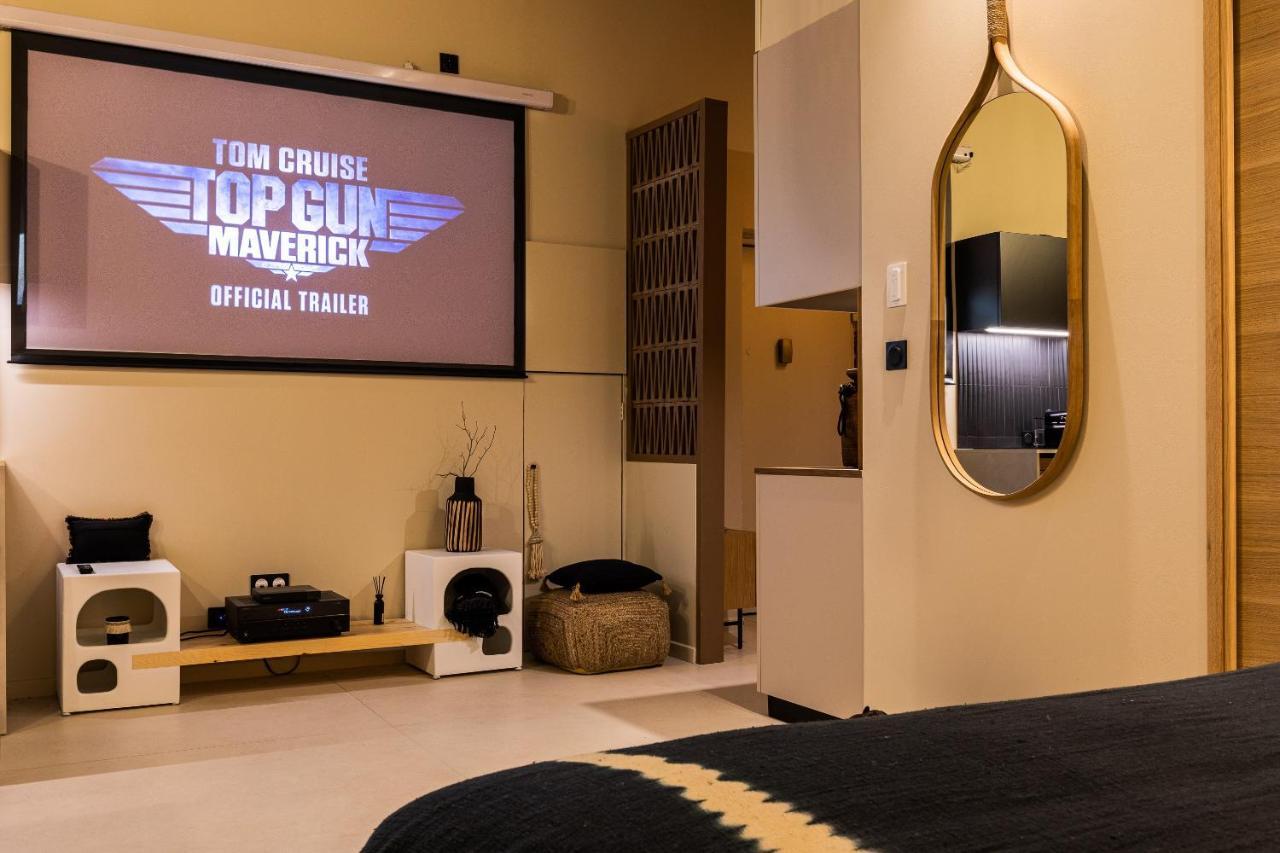 Host Inn Le Lumiere Spa & Cinema Лион Екстериор снимка